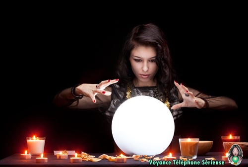 voyante avec boule de cristal