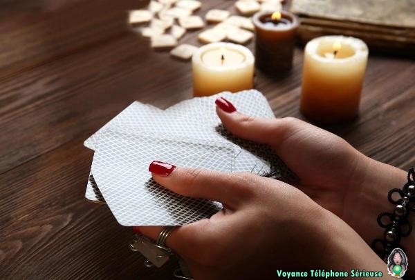 une voyante sérieuse effectue un tirage de cartes